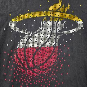 UNK NBA mens XL Miami Heat black graphic tee shirt